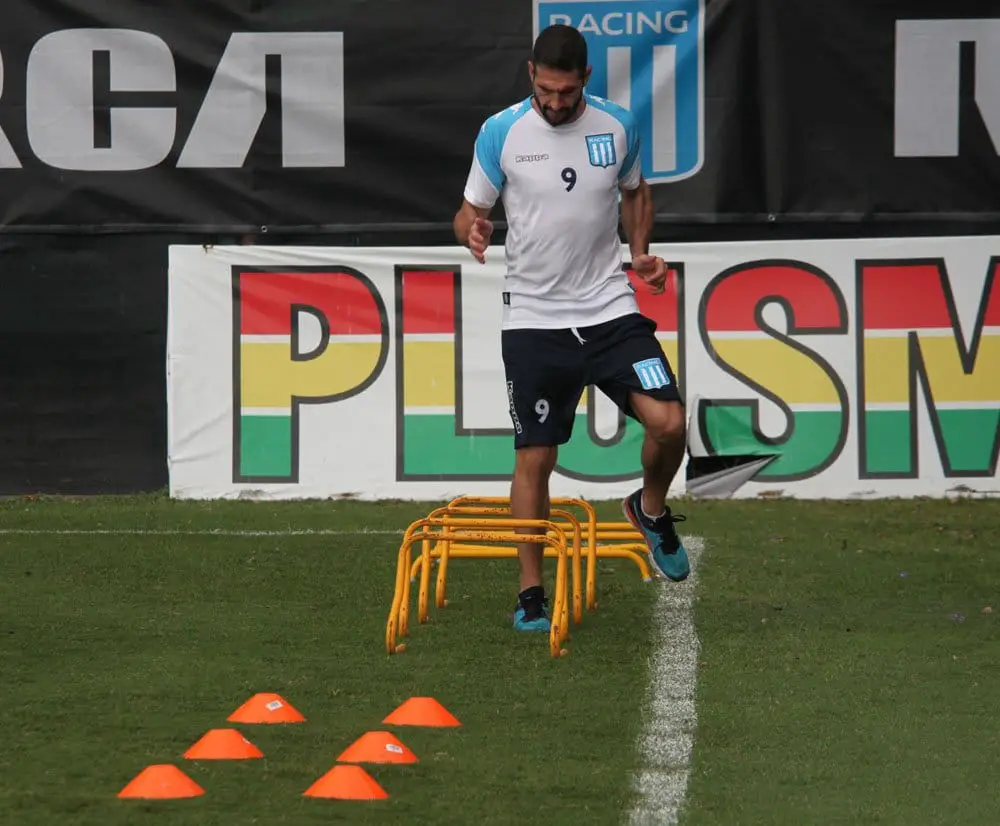 Lisandro López hace tareas diferenciadas en la cancha auxiliar de Racing.