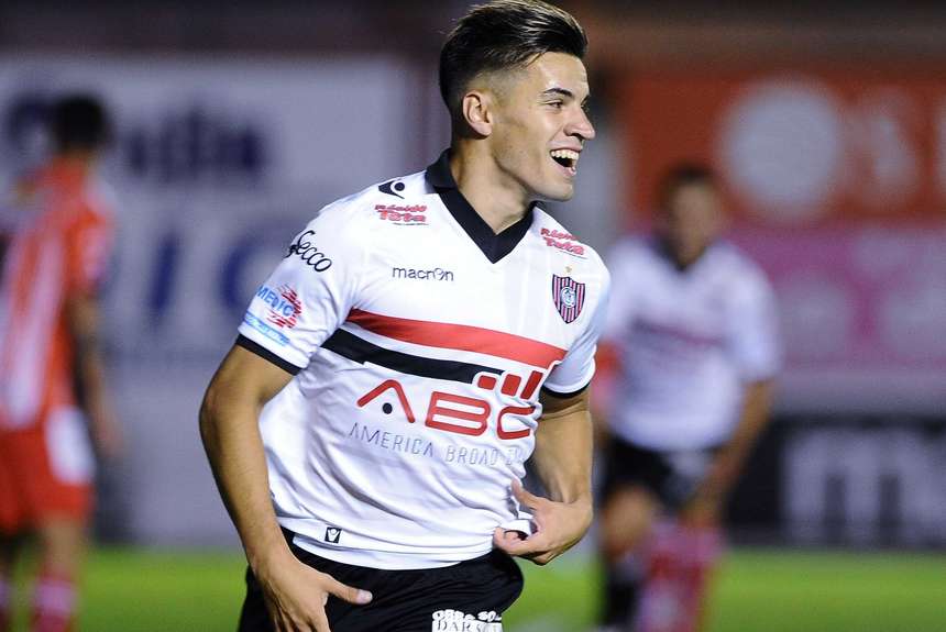 Nicolás Oroz jugando para Chacarita.