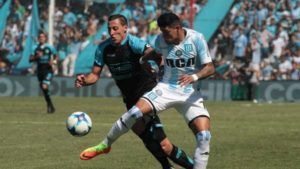 Gustavo Bou disputa una pelota ante Belgrano.