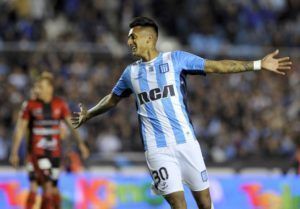 Rosales festeja un gol en Racing.