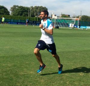 Licha López trota alrededor de la cancha auxiliar de Racing.