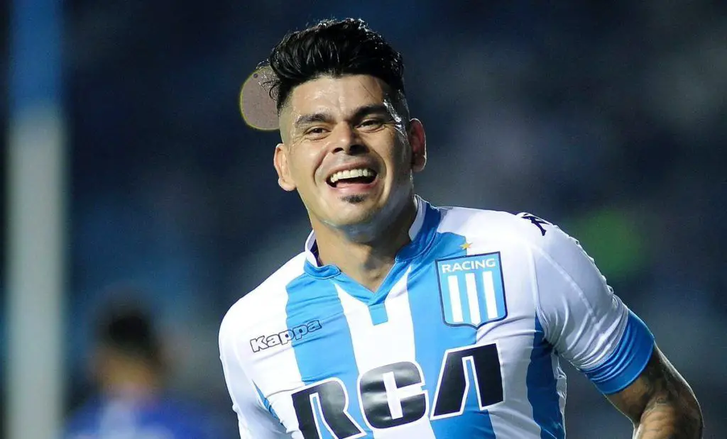 Bou festejando un gol en Racing.