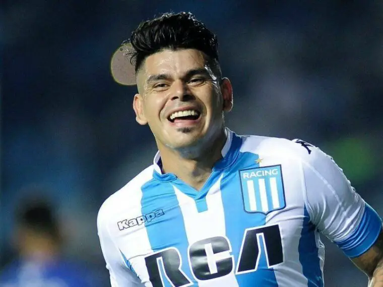 Bou festejando un gol en Racing.