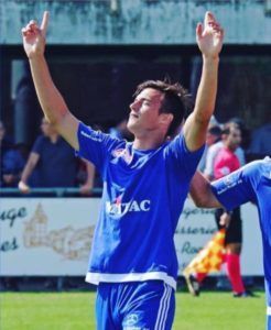 Lotti festeja un gol en el Wolhen de Suiza. 