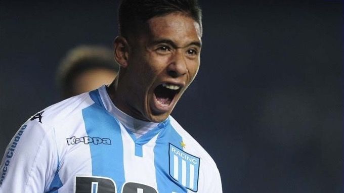 matías Zaracho grita un gol en Racing.