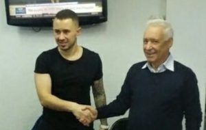 Amaral y Blanco se saludan tras la firma de contrato.