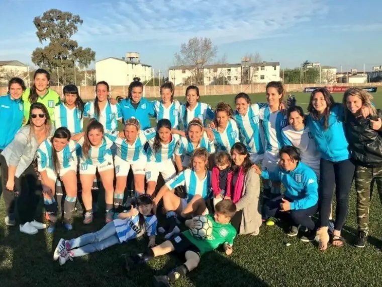 El equipo de fútbol femenino pelea por el ascenso.