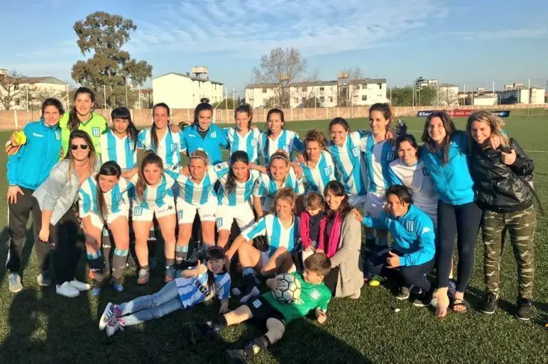 El equipo de fútbol femenino pelea por el ascenso.