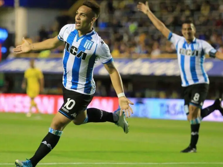 Lautaro festejando un gol en cancha de Boca