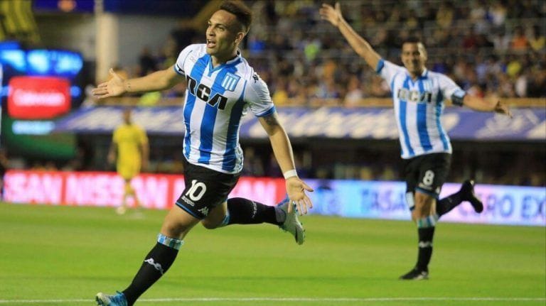 Lautaro festejando un gol en cancha de Boca