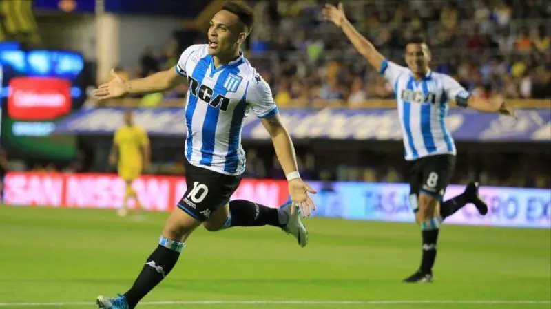 Lautaro festejando un gol en cancha de Boca