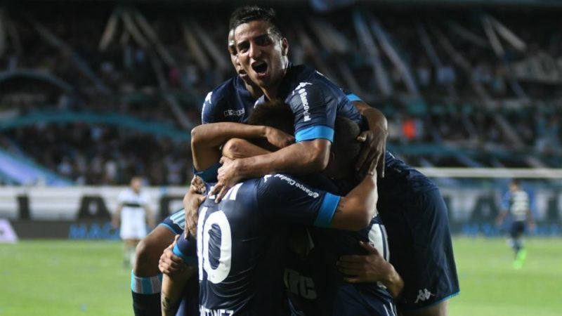 Diego González festeja un gol en Racing.