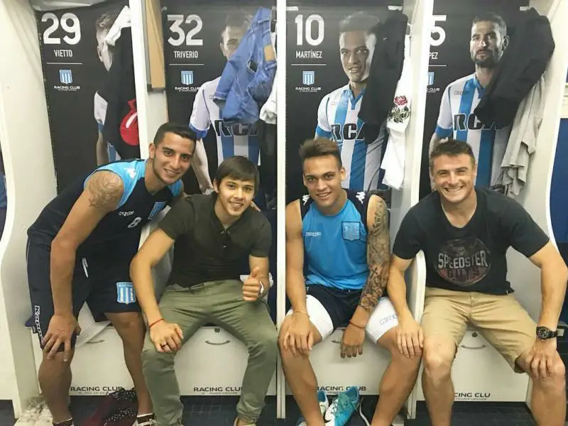 Oscar Romero de vistita en Racing, junto a Diego González, Lautaro Martínez e Iván Pillud.