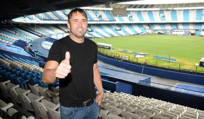 Eduardo Coudet en la tribuna del estadio Presidente Perón.