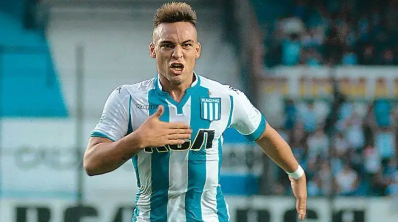 Lautaro Martínez gritando un gol en Racing.