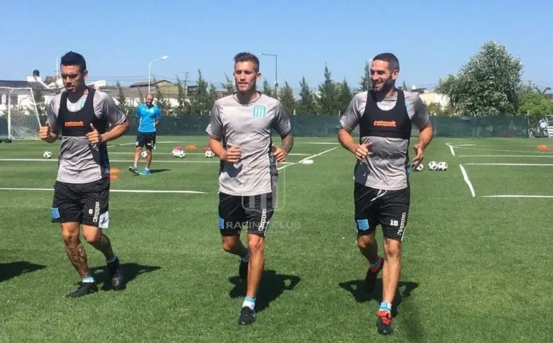 Gonzalo Piovi, entrenándose en Racing con Nery Domínguez y Lisandro López.