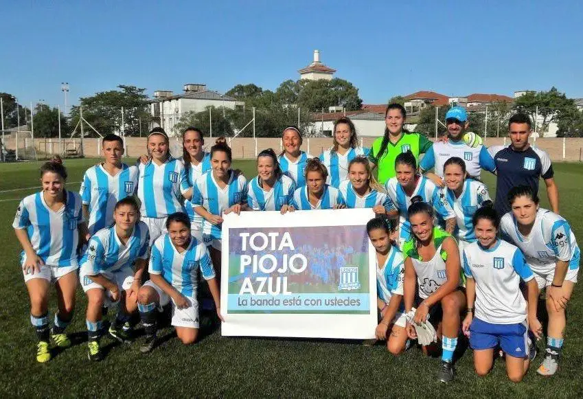 Las chicas del fútbol femenino de Racing posan tras el triunfo.