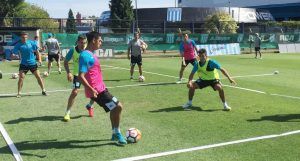 El plantel se entrena en la cancha auxiliar del Cilindro.