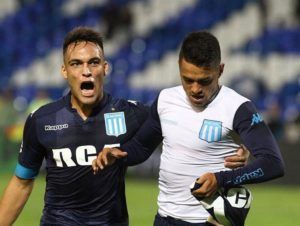Maxi Cuadra y Lautaro Martínez festejan el gol del triunfo sobre Godoy Cruz.
