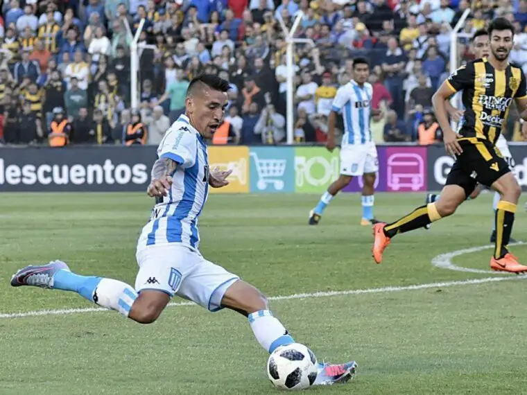 Ricardo Centurión en el partido Olimpo 1 - Racing 2