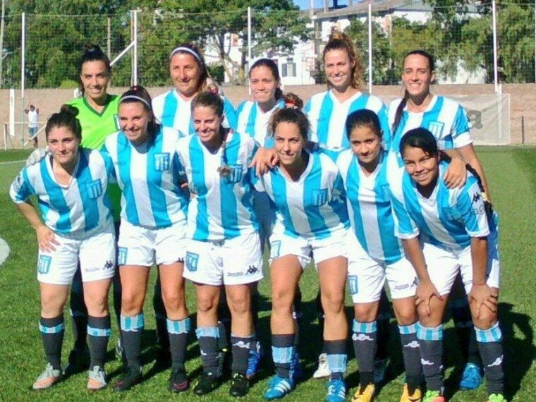 Foto del equipo de fútbol femenino de Racing.