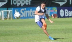 Fernando Valenzuela le pega a la pelota en la cancha auxiliar del Cilindro.