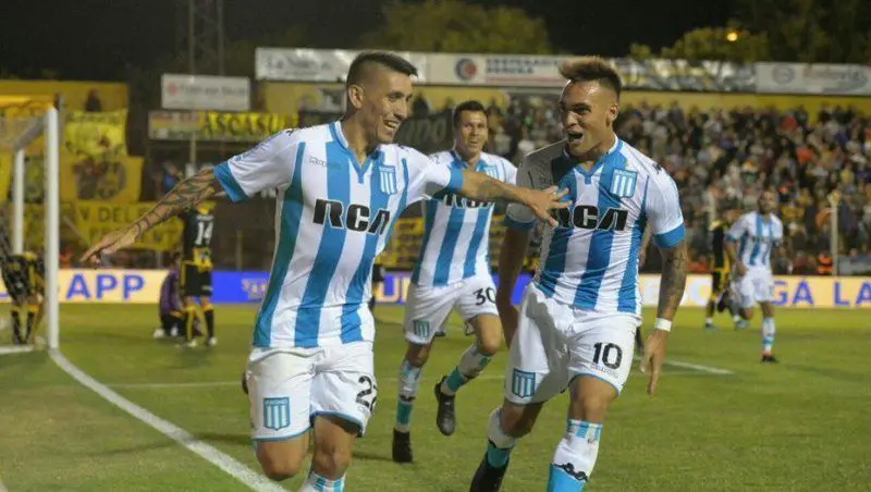 Ricardo Centurión festejando su gol ante Olimpo