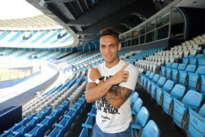 Lautaro Martínez festeja en la platea de Racing.