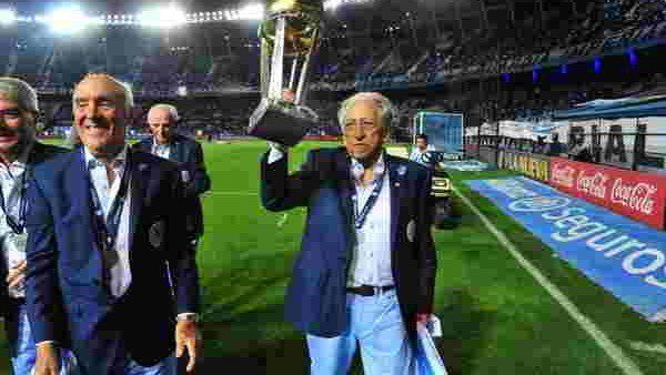 Oscar Martín levanta la Copa Intercontinental.