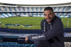 Lisandro López el capitán de Racing, posa en el Cilindro.