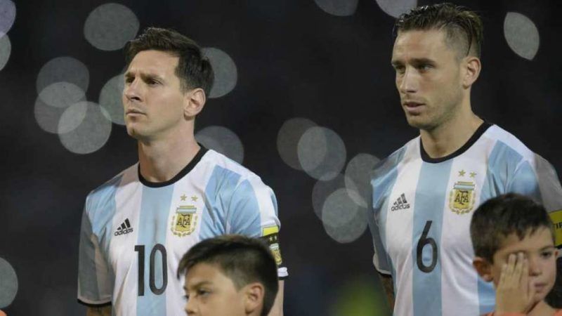 Lucas Biglia junto a Lionel Messi en la Selección Argentina.