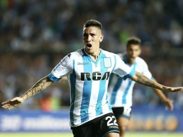 Centurión festejando un gol en Racing.