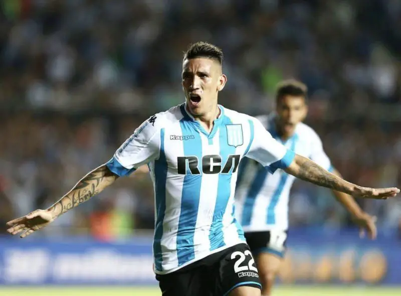 Centurión festejando un gol en Racing.