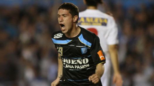 José Luis Fernández celebra un gol con la camiseta de Racing.