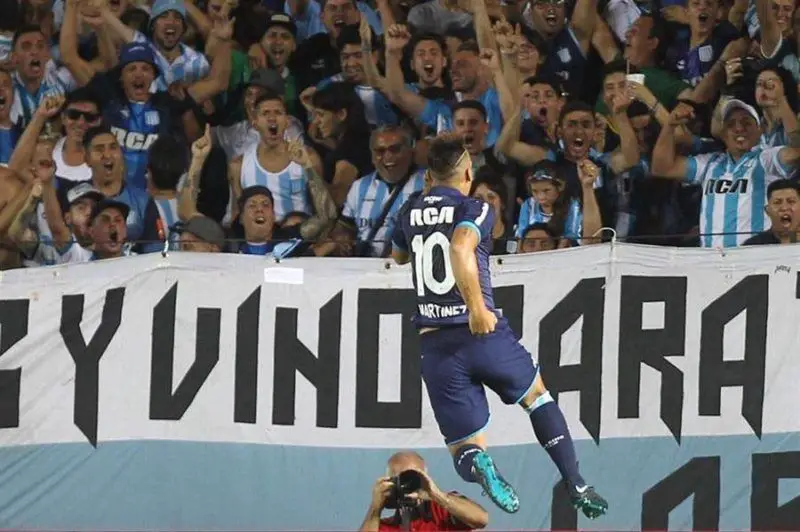 Lautaro Martínez festejando un gol de Racing.