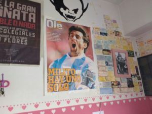 Un poster de Diego Milito en la pared del dormitorio de la ganadora.