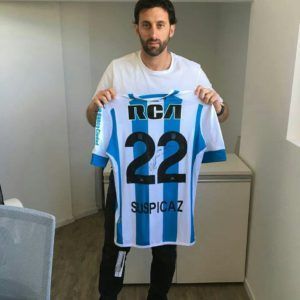 Diego Milito muestra la casaca que el obsequió a Martina con la palabra suspicaz.