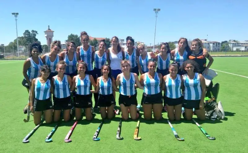 Formación del equipo de hockey femenino de Racing, con Daniela Sruoga.