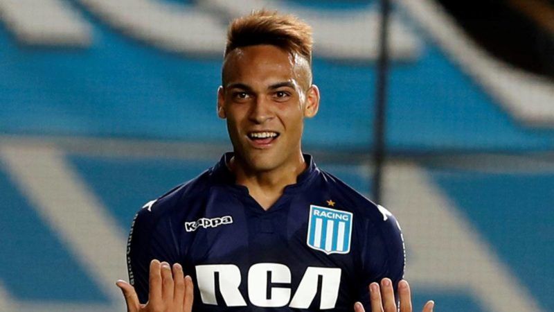 Lautaro Martínez festejando un gol.