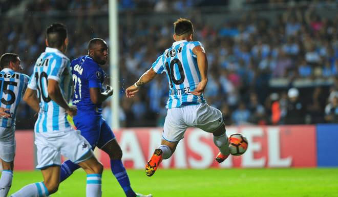 Lautaro Martínez jugando para Racing.