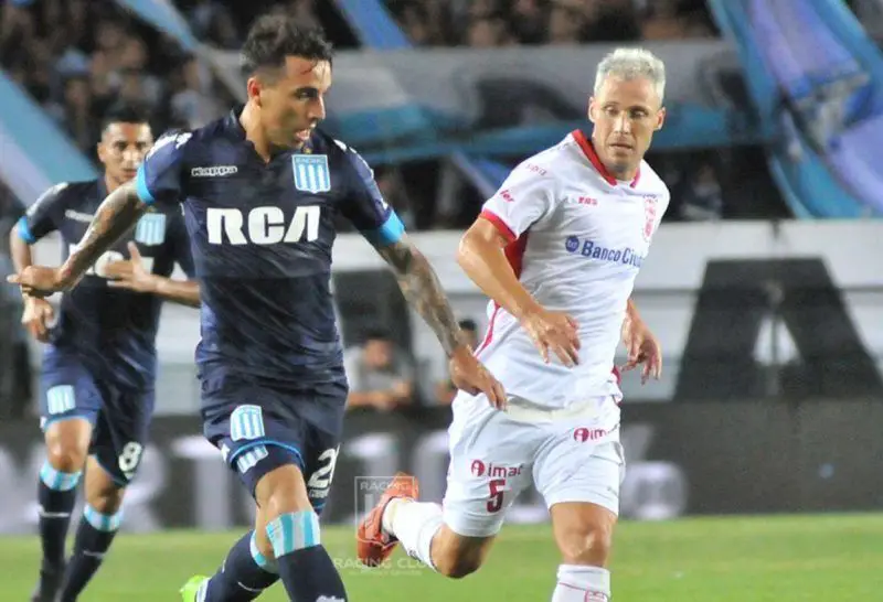 Renzo Saravia jugando ante Huracán.