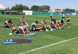 El plantel de Racing hace elongación tras la práctica.