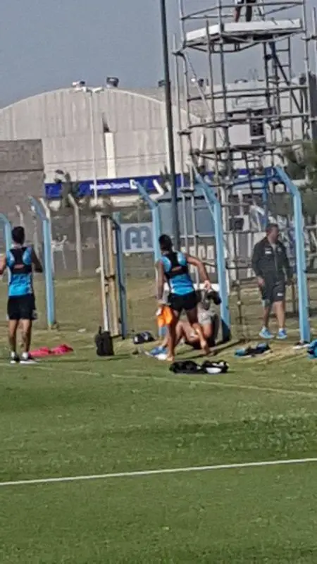 Lautaro Martínez, en la práctica de Racing, con hielo en el pie izquierdo.