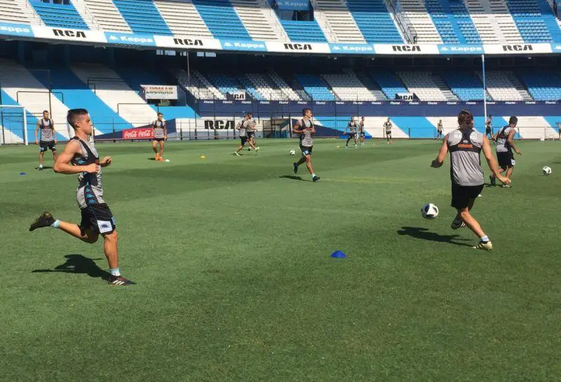 Jugadores de Racing entrenando en el Cilindro de Avellaneda.