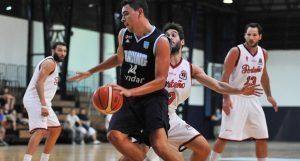 El equipo de básquet de Racing, en plena acción.