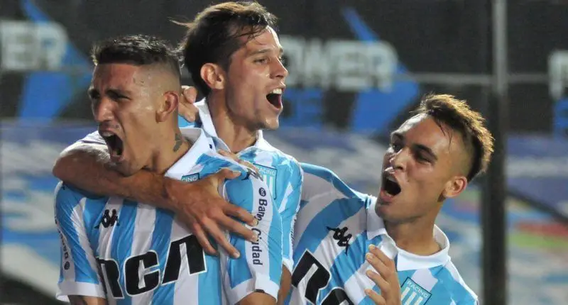 Solari, Centurión y Lautaro festejando un gol.