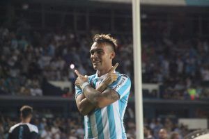 Lautaro Martínez festejando un gol.