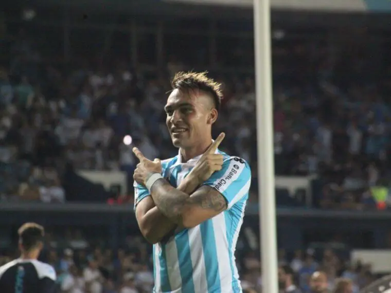 Lautaro Martínez festejando un gol