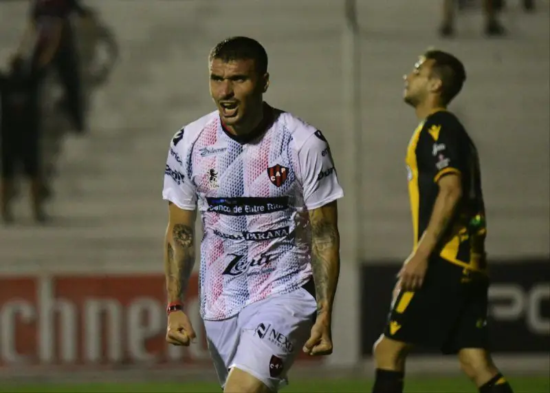 Ribas festejando un gol en Patronato