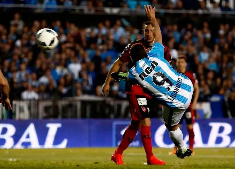 Licha López ante haciendo una tijera en Racing